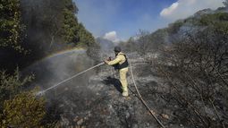 Un bombero israelí trabaja para extinguir un incendio después de que un cohete lanzado desde Líbano cayera en campo abierto en el norte de Israel, el miércoles 18 de septiembre de 2024. (AP Foto/Baz Ratner)