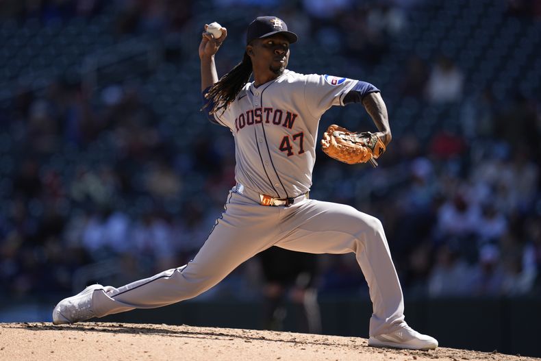 ARCHIVO - El relevista de los Astros de Houston, Rafael Montero (47), lanza durante la quinta entrada de un juego de béisbol contra los Mellizos de Minnesota, el 6 de abril de 2025, en Minneapolis. (AP Foto/Abbie Parr, Archivo)