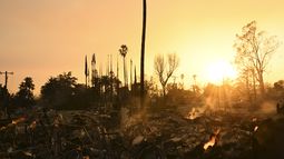 El sol se pone sobre una zona afectada por el incendio de Eaton, el 9 de enero de 2025, en Altadena, California. (AP Foto/Nic Coury)