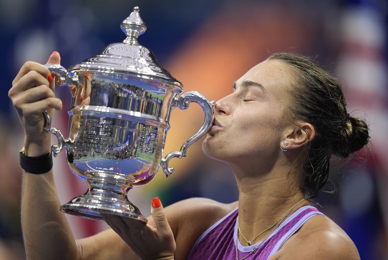 La bielorrusa Aryna Sabalenka besa el trofeo del Abierto de Estados Unidos el sábado 7 de septiembre de 2024, tras vencer en la final a la local Jessica Pegula (AP Foto/Seth Wenig)