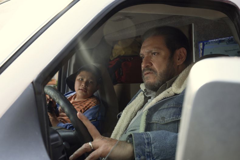 En esta imagen proporcionada por Apple TV, Sergio Bautista, izquierda, y Joaquín Cosio en una escena de Midnight Family. (Apple TV+ vía AP)