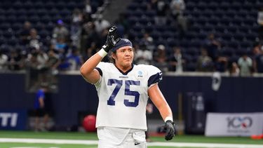ARCHIVO - El jugador de los Dallas Cowboys Shiyazh Pete saluda a los aficionados tras un entrenamiento de NFL el 26 de agosto de 2026, en Frisco, Texas. (AP Foto/Tony Gutierrez, Archivo)