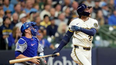 El segunda base de los Cerveceros de Milwaukee, Brice Turang, y el receptor de los Dodgers de Los Ángeles, Will Smith, observan el vuelo de su jonrón solitario durante la cuarta entrada del primer juego de la serie de campeonato de la Liga Nacional de béisbol entre los Cerveceros de Milwaukee y los Dodgers de Los Ángeles, el domingo 11 de octubre de 2026, en Milwaukee. (Foto AP/Ashley Landis)