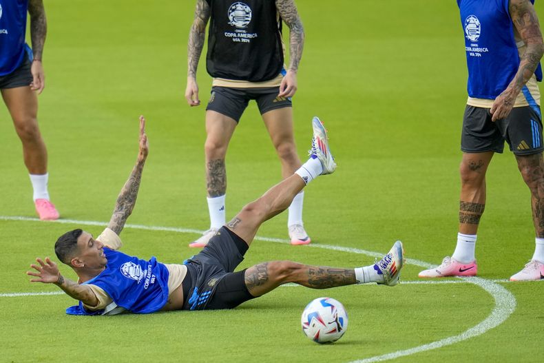 El volante argentino Angel Di María durante un entrenamiento previo al partido contra Ecuador en los cuartos de final en la Copa América, el miércoles 3 de julio de 2024, en Houston. (AP Foto/Julio Cortez)