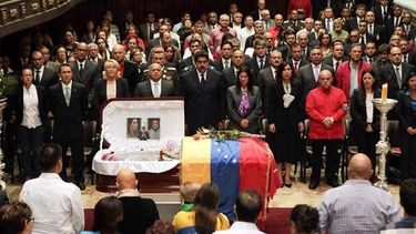 americateve | Robert Serra, diputado del PSUV, habría sido golpeado para que abriera la caja fuerte, en donde guardaba una gran suma de dólares. Uno de sus guardaespaldas habría planificado el robo en la casa de La Pastora con 4 colombianos que residen en una torre de