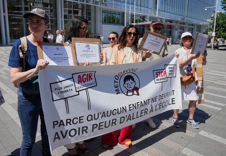 Protesta para llamar la atención sobre un escándalo de abuso infantil en Francia frente al juzgado de París, el martes 26 de mayo de 2026. La pancarta dice, en francés: Porque ningún niño debería tener miedo de ir a la escuela. (Foto AP/Michel Euler)