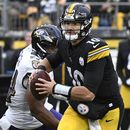 El quarterback de los Steelers de Pittsburgh Mitch Trubisky busca un receptor ante la presión del linebacker de los Ravens de Baltimore Tyus Bowser, en la segunda mitad del partido del domingo 11 de diciembre de 2022, en Pittsburgh. (AP Foto/Don Wright, Archivo)