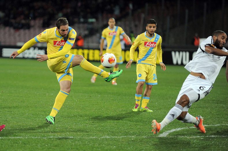 El argentino Gonzalo Higua&iacute;n, del Napoli, patea el bal&oacute;n durante el partido de vuelta por los dieciseisavos de final de la Liga Europa contra el Swansea, en el estadio San Paolo de N&aacute;poles, Italia, el jueves 27 de febrero de  2014. El