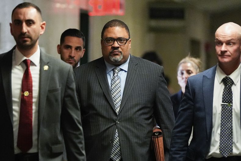 El fiscal de distrito de Manhattan, Alvin Bragg, en el centro, camina por el tribunal penal de Manhattan, el martes 22 de abril de 2025, el día del nuevo juicio de Harvey Weinstein en Nueva York. (Foto AP/Julia Demaree Nikhinson)