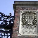 ARCHIVO – Una escultura en relieve en una de las puertas de entrada de la Universidad de Harvard, en Cambridge, Massachusetts, el 13 de marzo de 2016. (AP Foto/Steven Senne, Archivo)