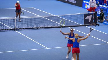 Barbora Krejcikova (centro, derecha) y Katerina Siniakova celebran luego de vencer a Sloane Stephens y Taylor Townsend de los Estados Unidos durante su juego en la fase de grupos de dobles en la Copa Billie Jean King, en el estadio La Cartuja, en Sevilla, al sur de España, España, el viernes 10 de noviembre de 2023. (AP Foto/Manu Fernandez)