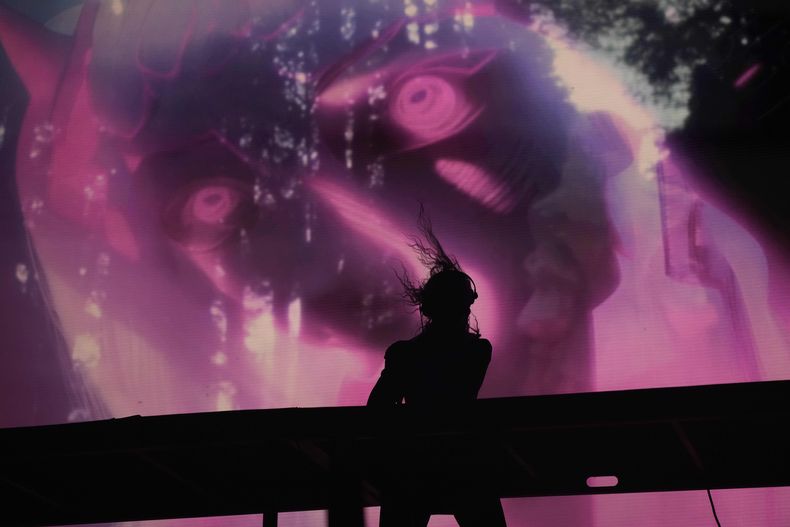 La DJ canadiense Grimes durante su presentación en el festival AXE Ceremonia en el parque Bicentenario en la Ciudad de México el sábado 23 de marzo de 2024. (Foto AP/Marco Ugarte)