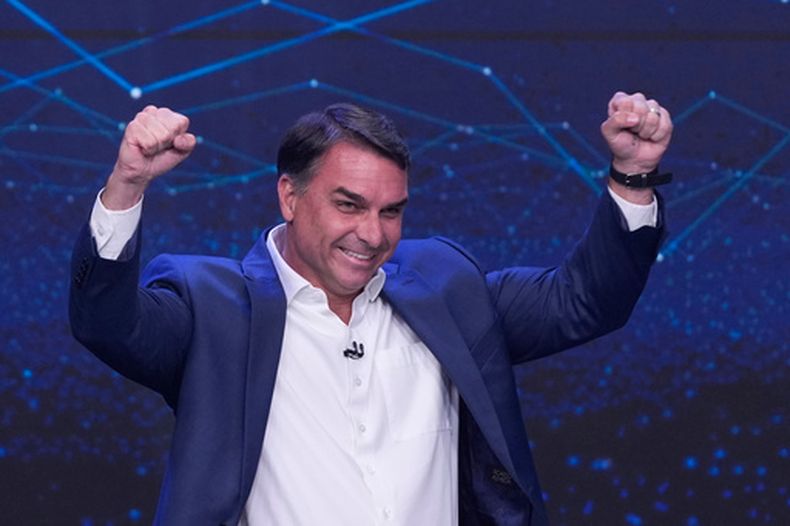 El candidato presidencial de oposición Flávio Bolsonaro alza el puño en celebración al final de un debate presidencial televisado una semana antes de la segunda vuelta electoral en Sao Paulo, Brasil, el domingo 18 de octubre de 2026. (AP Foto/Andre Penner)
