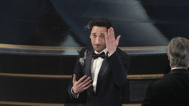 Adrien Brody al ganar el Oscar a mejor actor por su papel en The Brutalist, en el Teatro Dolby de Los Angeles, el 2 de marzo de 2025. (AP Foto/Chris Pizzello)