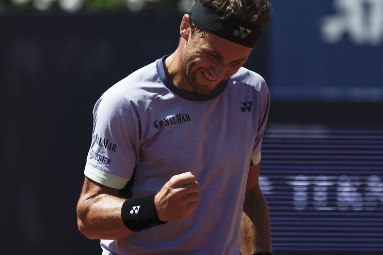 El noruego Casper Ruud celebra un punto ante el argentino Tomas Martin Etcheverry en las semifinales del Abierto de Barcelona el sábado 20 de abril del 2024. (AP Foto/Joan Monfort)