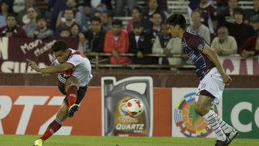americateve | El colombiano Te&oacute;filo Guti&eacute;rrez, de River Plate, dispara frente a Paolo goltz, de Lan&uacute;s, durante el partido de ida de los octavos de final de la Copa Sudamericana, disputado el martes 29 de octubre de 2013, en Buenos Aires (AP Foto/Ed