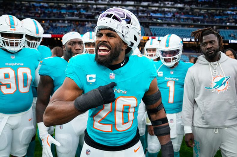 Jordyn Brooks, linebacker de los Dolphins de Miami, habla en un calentamiento previo al partido ante los Commanders de Washington en Madrid, el 16 de noviembre de 2025 (AP Foto/Manu Fernández, archivo)