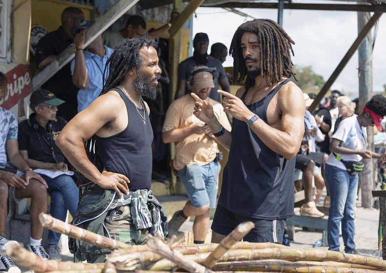 En esta imagen proporcionada por Paramount Pictures, Ziggy Marley, izquierda, y Kingsley Ben-Adir en el set de Bob Marley: One Love. (Chiabella James/Paramount Pictures vía AP)