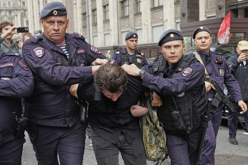 La policía detiene a un activista durante una protesta contra restricciones a la internet enfrente del parlamento ruso en Moscú el 22 de julio del 2025. (AP foto)