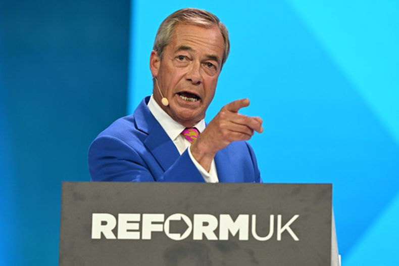 El líder de Reform UK, Nigel Farage, habla durante la conferencia anual del partido en el National Exhibition Centre en Birmingham, Inglaterra, el viernes 4 de septiembre de 2026. (AP Foto/Thomas Krych)