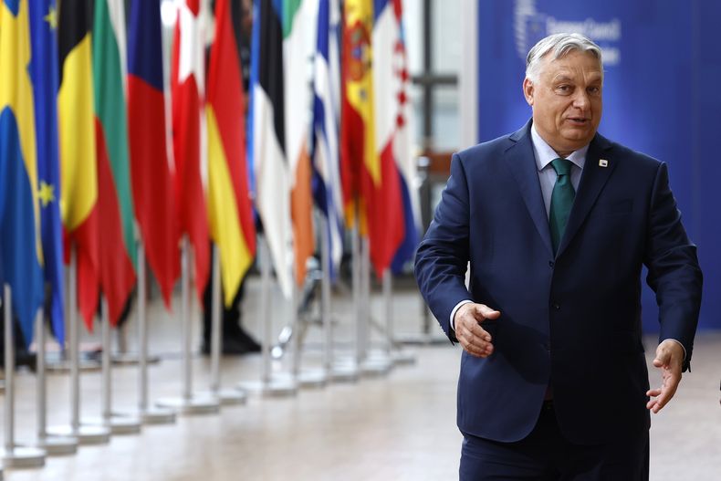 ARCHIVO - El primer ministro de Hungría, Viktor Orbán, llega a una cumbre de la UE en Bruselas el 27 de junio de 2024. El primer ministro de Hungría, Viktor Orbán, presentó el domingo una nueva alianza con el partido austriaco de ultraderecha Partido de la Libertad y el principal grupo de oposición checo, con la esperanza de atraer a otros socios y formar el grupo conservador más grande del Parlamento Europeo. (AP Foto/Geert Vanden Wijngaert)