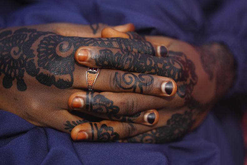 Una mujer musulmana durante las oraciones por el Eid al-Adha en Lagos, Nigeria, el viernes 6 de junio de 2025. (AP Foto/Sunday Alamba)