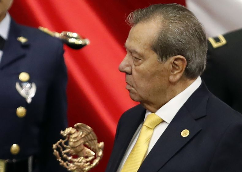 ARCHIVO - Porfirio Muñoz Ledo, presidente del Congreso, mira al nuevo presidente mexicano Andrés Manuel López Obrador durante la toma de posesión en Ciudad de México, el sábado 1 de diciembre de 2018. (AP Foto/Eduardo Verdugo, archivo)