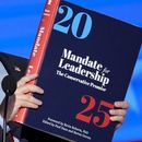 ARCHIVO - Una copia del Proyecto 2025 es exhibida durante la Convención Nacional Demócrata, el 21 de agosto de 2024, en Chicago. (AP poto/J. Scott Applewhite, archivo)