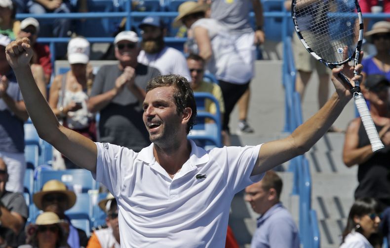 El franc&eacute;s Julien Benneteau festeja tras derrotar a Stanislas Wawrinka en el Masters de Cincinnati el viernes, 15 de agosto de 2014, en Mason, Ohio. (AP Photo/Al Behrman)