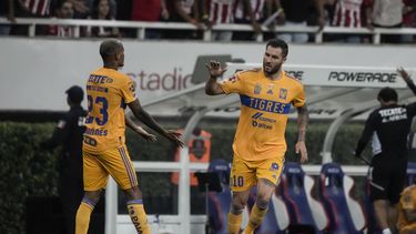Andre-Pierre Gignac (derecha) es felicitado tras marcar el primer gol de Tigres ante Guadalajara en la final de la Liga MX, el domingo 28 de mayo de 2023, en Guadalajara. (AP Foto/Eduardo Verdugo)