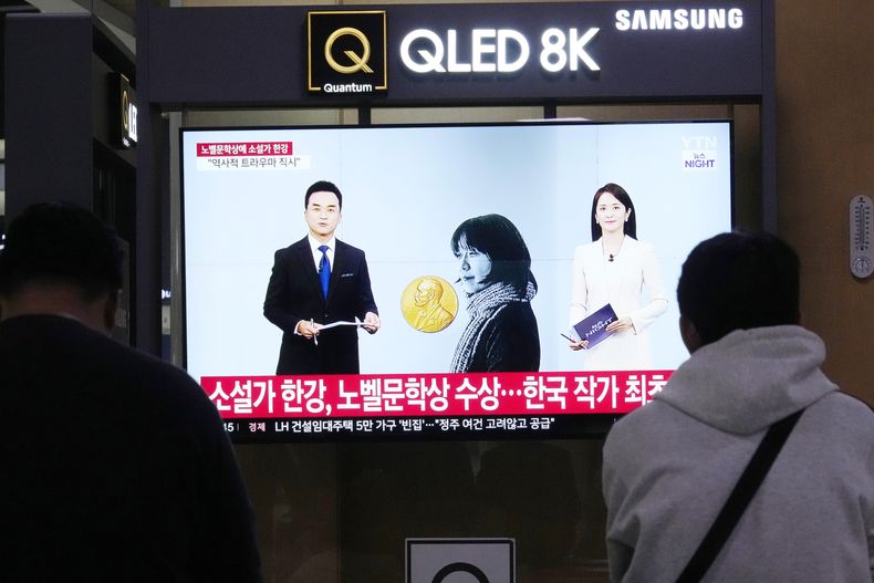 Una pantalla de televisión muestra una imagen de la ganadora del Premio Nobel de Literatura 2024, la escritora surcoreana Han Kang, durante un programa de noticias en la estación de tren de Seúl, Corea del Sur, el jueves 10 de octubre de 2024. (Foto AP/Ahn Young-joon)