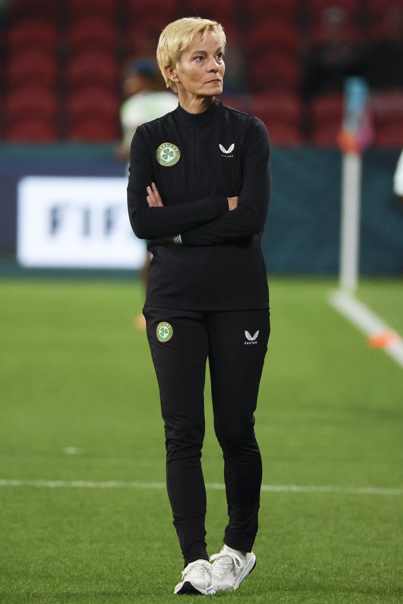 Vera Pauw, entrenadora de Irlanda, camina en la cancha durante un calentamiento previo al partido del Mundial ante Nigeria en Brisbane, Australia, el 31 de julio de 2023 (AP Foto/Tertius Pickard)