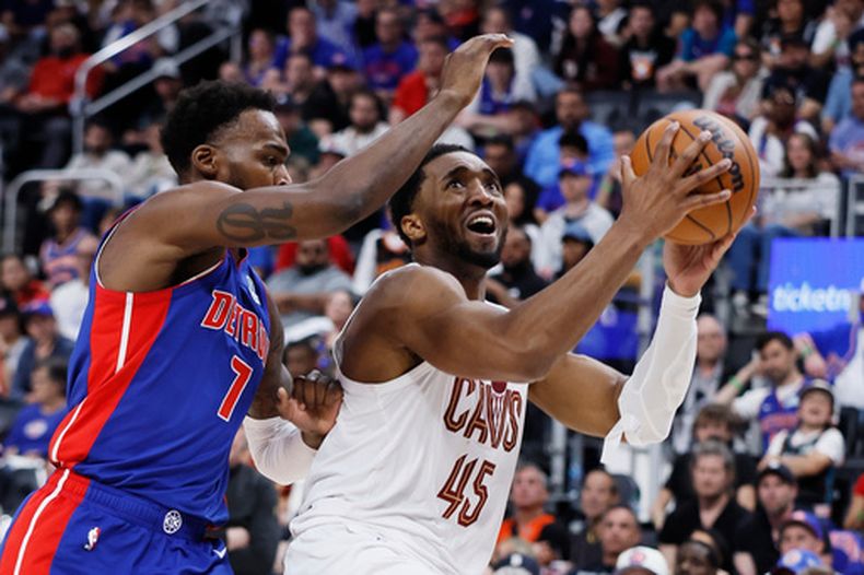 Donovan Mitchell (45), de los Cavaliers de Cleveland, avanza hacia la canasta mientras Paul Reed (7), de los Pistons de Detroit, defiende durante la segunda mitad del séptimo juego de la serie de segunda ronda de los playoffs del baloncesto de la NBA, el domingo 17 de mayo de 2026, en Detroit. (AP Foto/Duane Burleson)