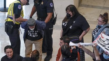 Policías del Capitolio arrestan a manifestantes en el Cannon House Office Building del Capitolio estadounidense en Washington, el 18 de octubre de 2023. (Foto AP /Mariam Zuhaib)
