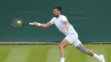 El serbio Novak Djokovic en una sesión de entrenamiento en la cancha 2 del All England Club antes del inicio de Wimbledon el viernes 28 de junio del 2024. (AP Foto/Kirsty Wigglesworth)