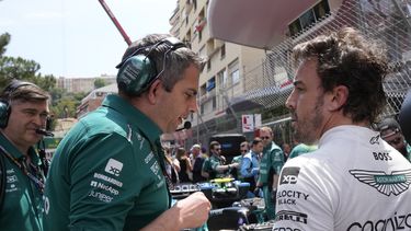 Fernando Alonso (derecha) del equipo Aston Martin previo al Gran Premio de Mónaco de la Fórmula Uno, el domingo 28 de mayo de 2023. (AP Foto/Luca Bruno)