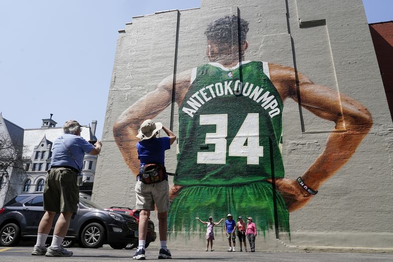 DEP-BAS BUCKS-ANTETOKOUNMPO-MURAL