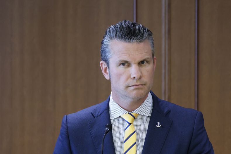 El secretario de defensa estadounidense Pete Hegseth en una conferencia en Tokio el 30 de marzo del 2025. (Kiyoshi Ota/Pool Photo via AP)