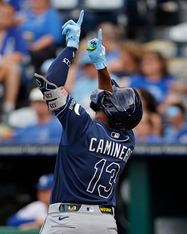 Junior Caminero, de los Rays de Tampa Bay, celebra en el plato después de batear un cuadrangular de dos carreras durante la primera entrada del juego de béisbol de Grandes Ligas contra los Reales de Kansas City, el miércoles 1 de julio de 2026, en Kansas City, Missouri. (AP Foto/Colin E. Braley)
