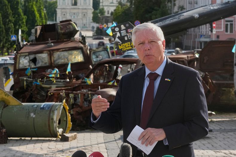 ARCHIVO - El senador de Estados Unidos Lindsey Graham, republicano de Carolina del Sur, responde a preguntas de los medios cerca de una exhibición de vehículos rusos dañados en el centro de Kiev, el 10 de julio de 2026. (AP Foto/Efrem Lukatsky, Archivo)