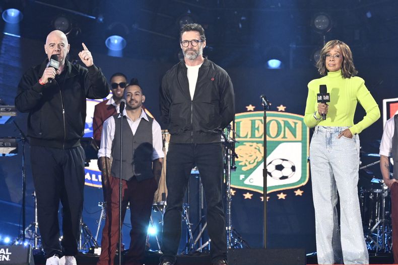 De izquierda a derecha, el presidente de la FIFA Gianni Infantino, el actor Hugh Jackman y la personalidad televisiva Gayle King intervienen en el Global Citizen Festival, el sábado 28 de septiembre de 2024, en Nueva York (Foto by Evan Agostini/Invision/AP)