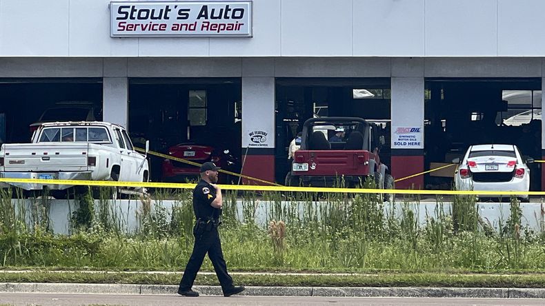 Policías investigan la escena de un tiroteo el 27 de septiembre de 2023 en Largo, Florida. (Douglas R. Clifford/Tampa Bay Times vía AP)
