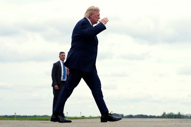 El presidente Donald Trump camina hacia el Air Force One en el Aeropuerto Municipal Morristown en Nueva Jersey, el 2 de agosto del 2026. (AP foto/Jacquelyn Martin)