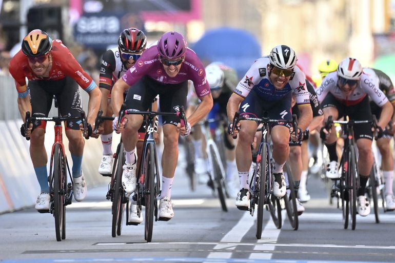 Bardet se retira del Giro, Démare sigue de líder