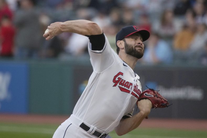 Lucas Giolito, abridor de los Guardianes de Cleveland, hace un pitcheo en el duelo del viernes 15 de septiembre de 2023, ante los Rangers de Texas (AP Foto/Phil Long)