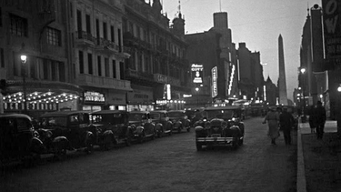 &nbsp;Vista hacia el oeste de la Avenida Corrientes desde su intersección con Maipú, Buenos Aires, en 1936.
