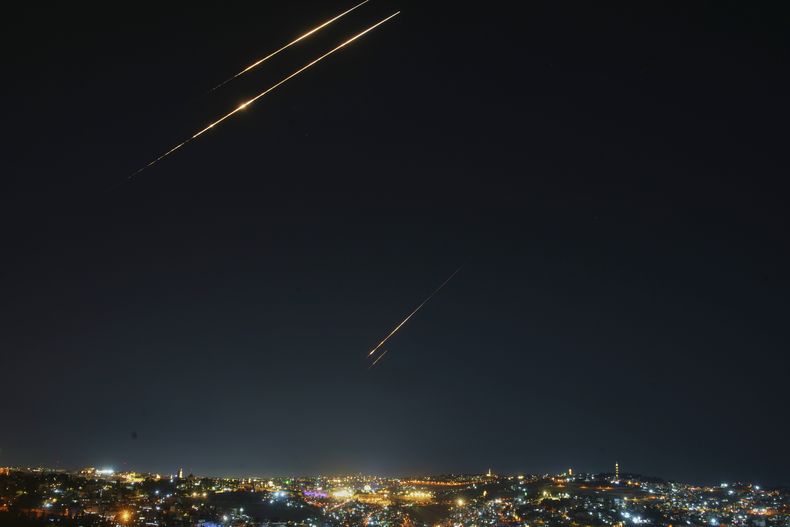 Estelas sobre Jerusalén durante un ataque con misiles el viernes 13 de junio de 2025. (AP Foto/Ohad Zwigenberg)