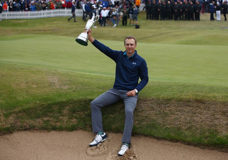ARCHIVO - Foto del 23 de julio del 2017, el estadounidense Jordan Spieth celebra con el trofeo tras ganar el Abierto Británico en Royal Birkdale. (AP Foto/Dave Thompson, Archivo)