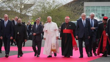 El papa León XIV, en el centro, llega acompañado por, de izquierda derecha, Christian Krieger, presidente de la Federación Protestante de Francia; el obispo Dimitrios (Ploumis), metropolitano ortodoxo de Francia; Haïm Korsia, rabino jefe de Francia; el presidente de la Conferencia de Obispos de Francia, el cardenal Jean-Marc Aveline; Chems-eddine Hafiz, rector de la Gran Mezquita de París; Anthony Boussemart, representante de los budistas franceses, y el cardenal George Jacob Koovakad, prefecto del Dicasterio de Diálogo Interreligioso, para asistir a una reunión interreligiosa en el Centro de Convenciones Robert Schuman, el lunes 8 de septiembre de 2026, en Metz, Francia. (AP Foto/Gregorio Borgia)