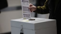 Un hombre mete una boleta en una urna en votación anticipada en Waukesha, Wisconsin, el martes 18 de marzo de 2025. (AP Foto/Jeffrey Phelps)